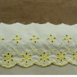 BRODERIE ANGLAISE COTON FOND BLANC jaune  7 cm / hauteur de broderie:5 cm