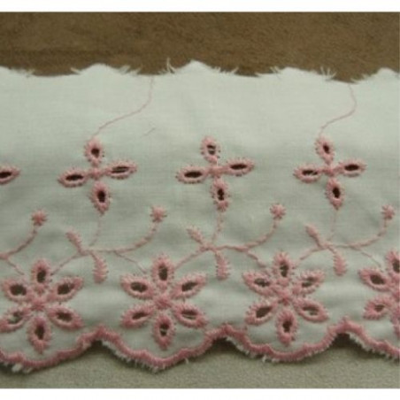 BRODERIE ANGLAISE COTON FOND BLANC & rose pale 7 cm/ hauteur de broderie:5 cm