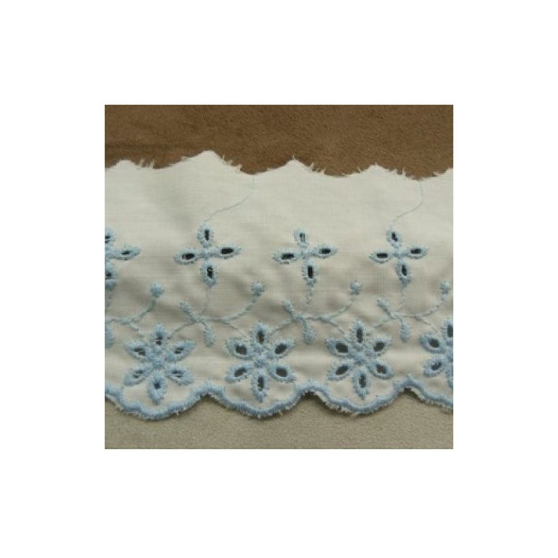 BRODERIE ANGLAISE  COTON  FOND BLANC bleu 7 cm /hauteur de broderie:5 cm