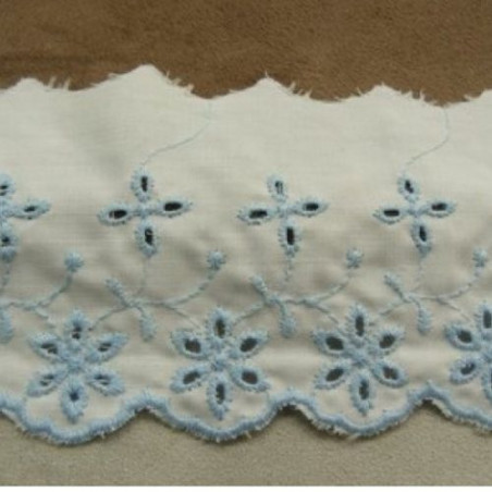 BRODERIE ANGLAISE COTON FOND BLANC bleu 7 cm /hauteur de broderie:5 cm