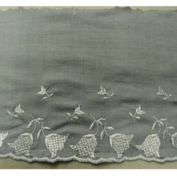 DENTELLE / BRODERIE COTON BLANC BRODEE GRISE 14 cm / hauteur de broderie 6 cm
