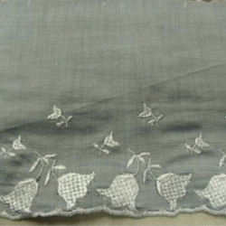 DENTELLE / BRODERIE COTON BLANC BRODEE GRISE 14 cm / hauteur de broderie 6 cm