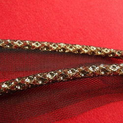ruban passepoil métal cuivré brodée sur maille noir 8 mm