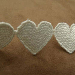 Ruban Brodé Coeur Blanc Cassé 22 MM