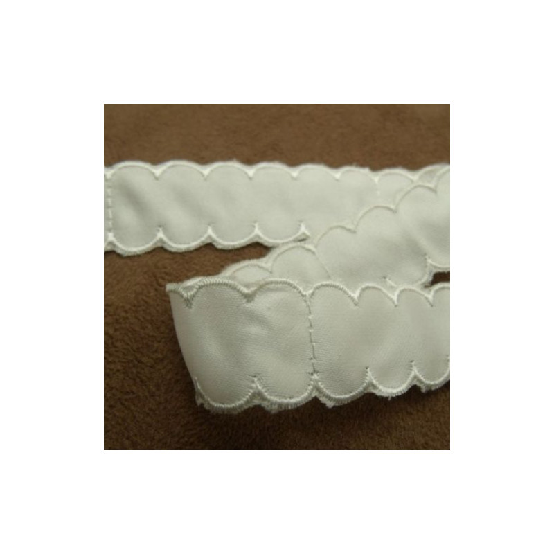 Ruban Brodé Sur Satin Blanc 18 mm