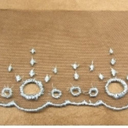 Ruban Brodé Bleu sur tulle marron 7,5 cm /hauteur de broderie: 4 cm