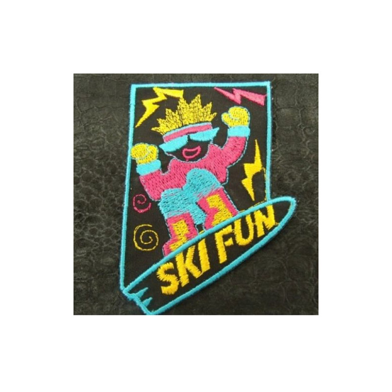écusson thermocollant- motif SKI FUN bleu rose et jaune sur fond noir ,largeur 6 cm/  hauteur 9 cm