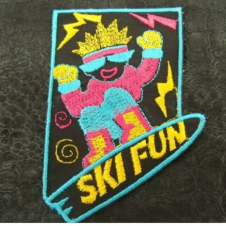 écusson thermocollant- motif SKI FUN bleu rose et jaune sur fond noir ,largeur 6 cm/  hauteur 9 cm