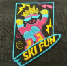écusson thermocollant- motif SKI FUN bleu rose et jaune sur fond noir ,largeur 6 cm/  hauteur 9 cm