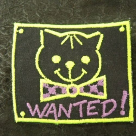 écusson thermocollant- motif : CHAT WANTED- vert violet sur fond noir ,  largeur 6,5 cm / hauteur 5,5 cm