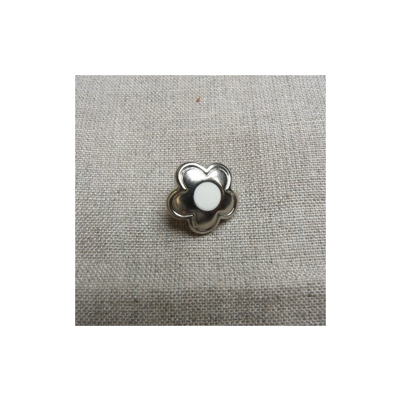 bouton à queue métal  motif fleur argent et blanc,17 mm,de belle qualité