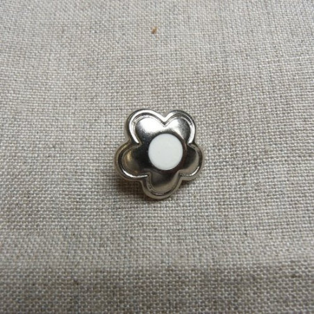 bouton à queue métal motif fleur argent et blanc,17 mm,de belle qualité