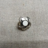 bouton à queue métal  motif fleur argent et blanc,17 mm,de belle qualité