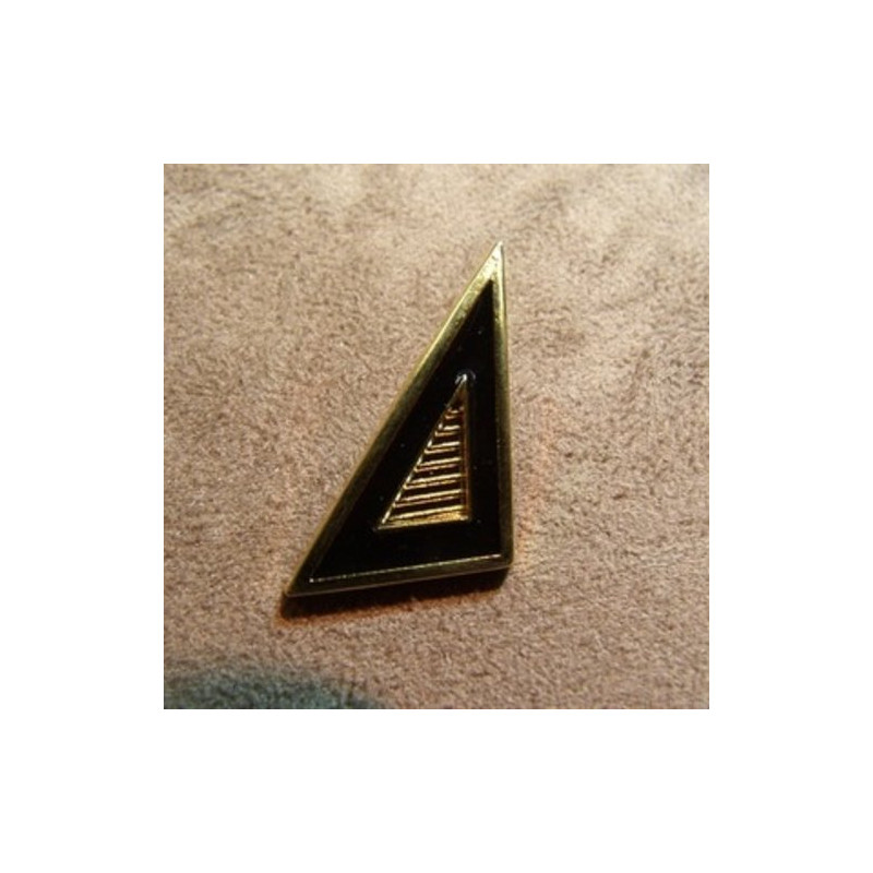 BOUTON MANCHETTE TRIANGLE METAL noir & or,HAUTEUR: 25mm/ LARGEUR: 18mm   ,de belle qualité
