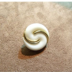 BOUTON ACRYLIQUE A QUEUE OR...