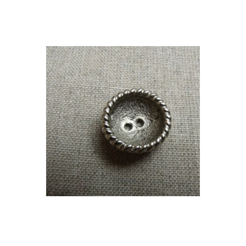 bouton rond argent a 2 trous ,de belle qualité