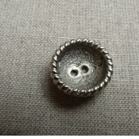 bouton rond argent a 2 trous ,de belle qualité