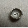 bouton rond argent a 2 trous ,de belle qualité