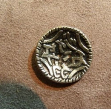 BOUTON A TROU DORE VIEILLIT ,de belle qualité