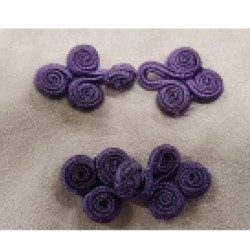 BOUTON BRANDEBOURG VIOLET longueur 5.5 cm sur largeur de,2.5 cm