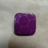 BOUTON CARRE VIOLET,ACRYLIQUE ,A QUEUE,20 mm, de belle qualité