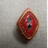 bouton à queue losange rouge perlé longueur 30mm sur largeur 20mm