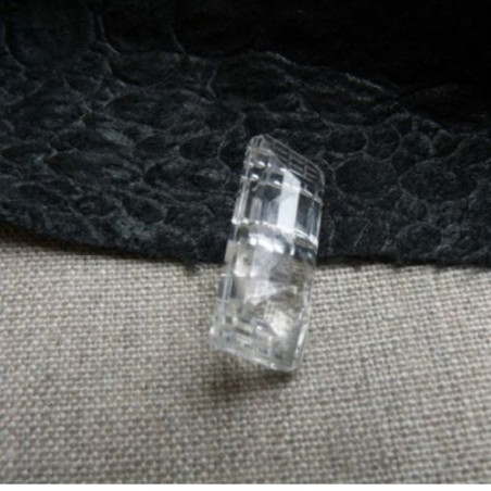 bouton acrylique à queue bûchette transparent ,largeur 22mm sur hauteur 9mm,de belle qualité