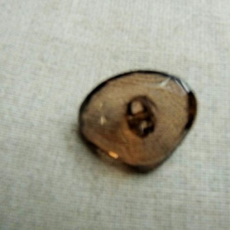 bouton triangle acrylique marron transparent , à queue,largeur 25mm sur longueur 22mm