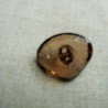 bouton triangle acrylique  marron transparent , à queue,largeur 25mm sur longueur 22mm
