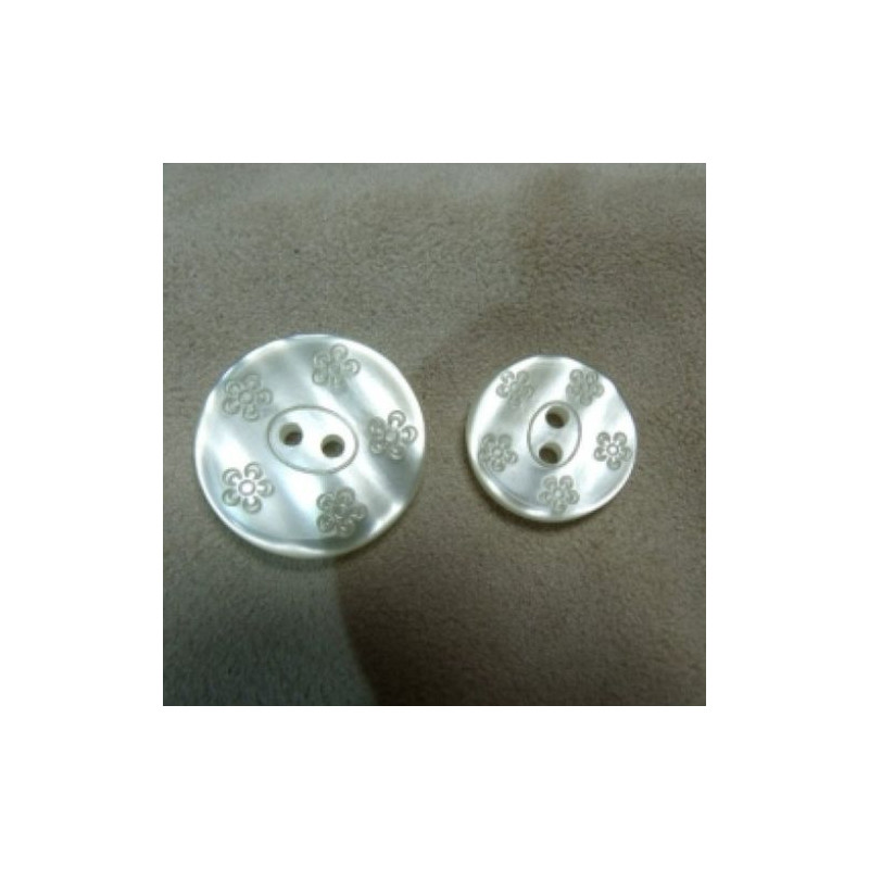 BOUTON ACRYLIQUE MOTIF FLEURS blanc cassé,de belle qualité