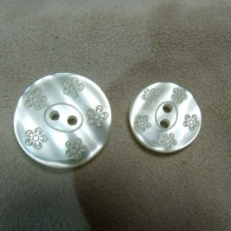 BOUTON ACRYLIQUE MOTIF FLEURS blanc cassé,de belle qualité