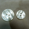 BOUTON ACRYLIQUE MOTIF FLEURS blanc cassé,de belle qualité