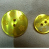 bouton acrylique motif fleurs jaune,de belle qualité