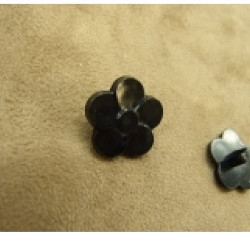 bouton acrylique à queue Motif petite fleur noir ,18 mm,très tendance