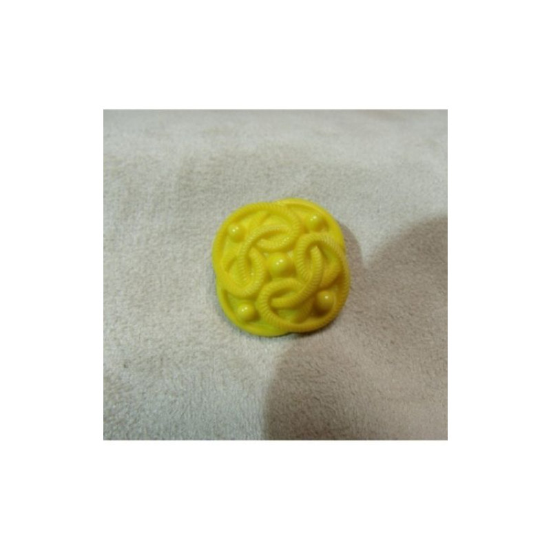 BOUTON ACRYLIQUE EFFET PASSEMENTERIE JAUNE,de belle qualité