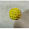 BOUTON ACRYLIQUE EFFET PASSEMENTERIE JAUNE,de belle qualité