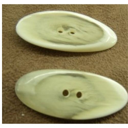 BOUTON / BÛCHETTE à 2 TROU BLANC CASSÉE ,LONGUEUR: 4,5 cm / LARGEUR: 1,7 cm