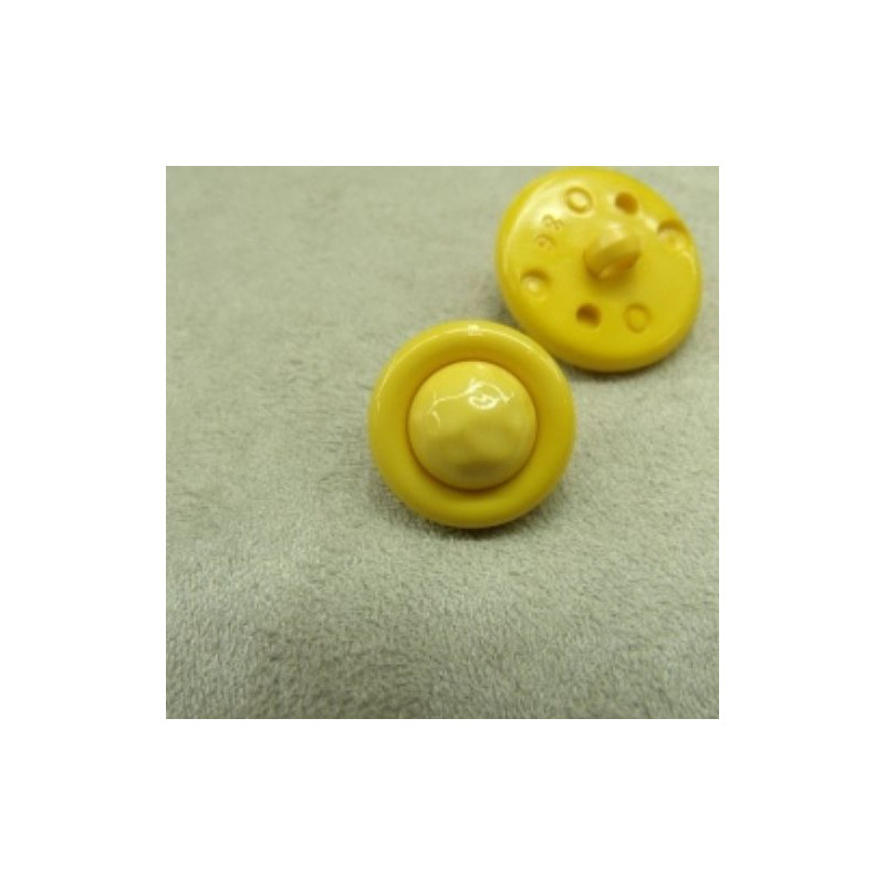 BOUTON acrylique  composé  sur fond jaune