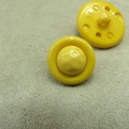 BOUTON acrylique composé sur fond jaune