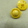 BOUTON acrylique  composé  sur fond jaune