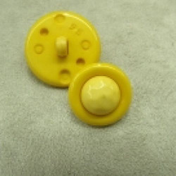 BOUTON acrylique  composé  sur fond jaune