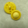 BOUTON acrylique  composé  sur fond jaune