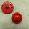 bouton acrylique composé sur fond rouge