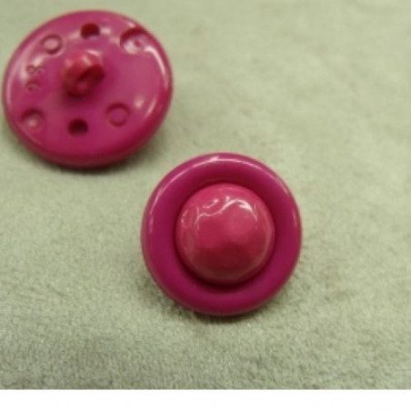 bouton acrylique composé sur fond fuschia