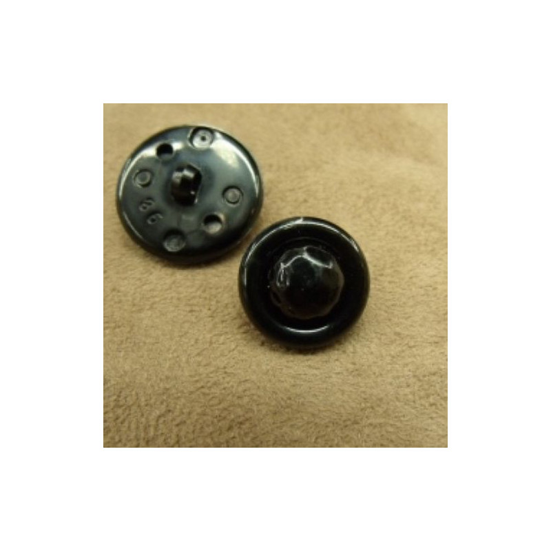 bouton acrylique composé sur fond noir