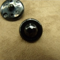 bouton acrylique composé sur fond noir