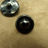 bouton acrylique composé sur fond noir