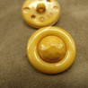 bouton acrylique composé sur fond moutarde,22 mm,de belle qualité