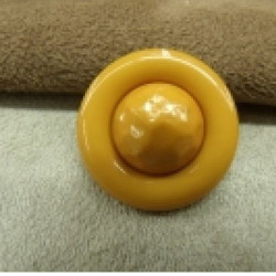 bouton acrylique composé sur fond moutarde,22 mm,de belle qualité
