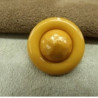 bouton acrylique composé sur fond moutarde,22 mm,de belle qualité